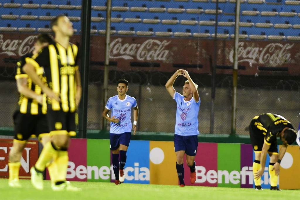 Matías Roskopf celebra ante la desazón de los aurinegros. Foto: Fernando Ponzetto