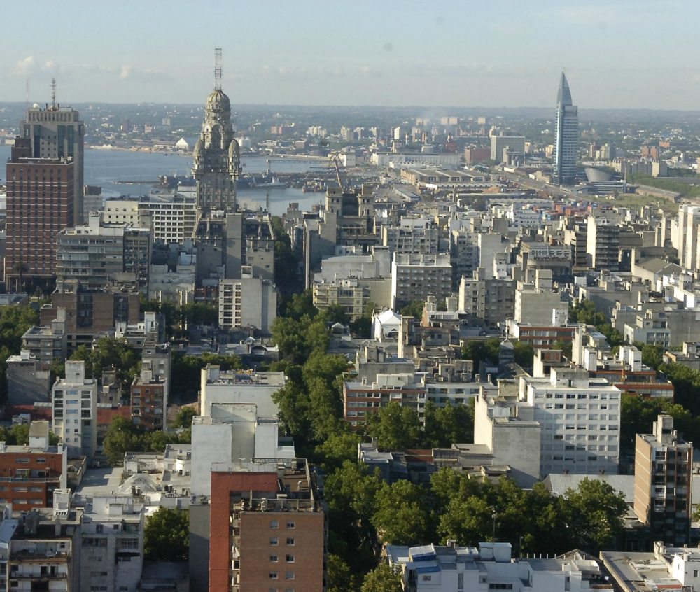 Zig -zag aéreo: entre el Palacio Salvo y Antel las variaciones de altura revelan lo hecho entre dos siglos. Foto: Nicolás Pereyra