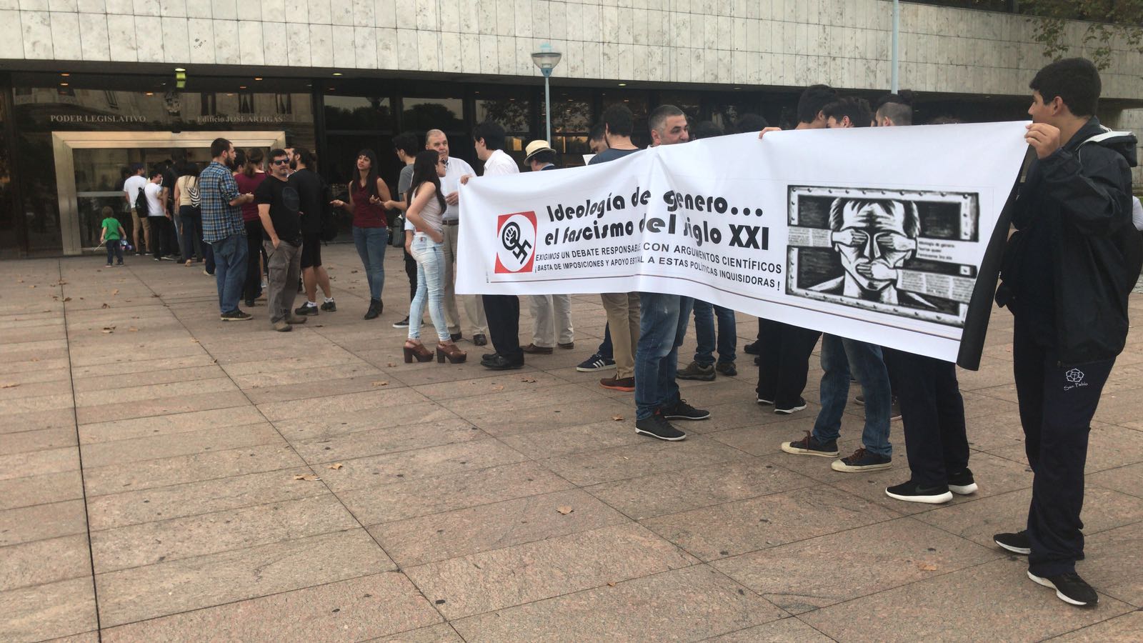 Un grupo de Visibles y Unidos se concentró para rechazar la conferencia. Foto: Pablo Melgar