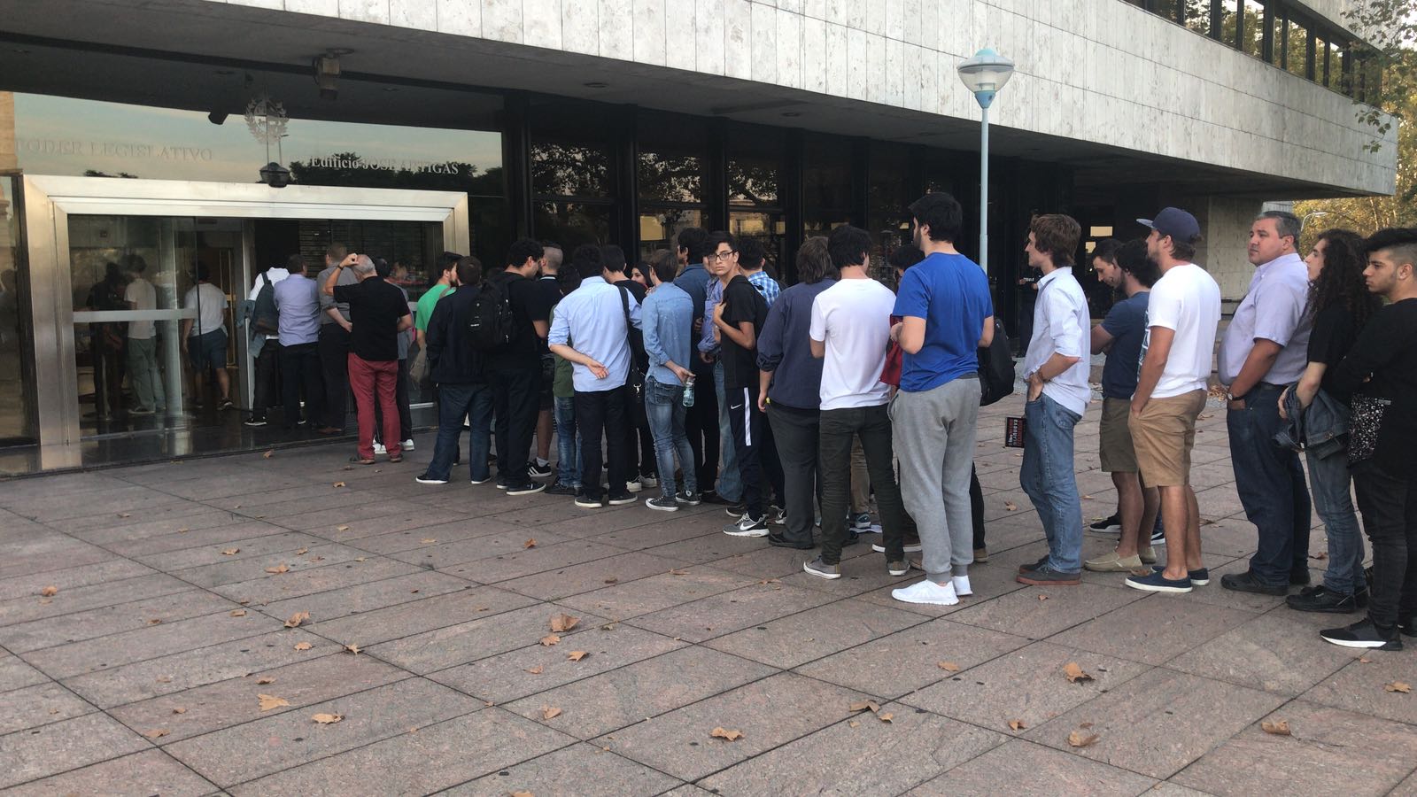 Varias personas hicieron fila para entrar a la conferencia. Foto: Pablo Melgar