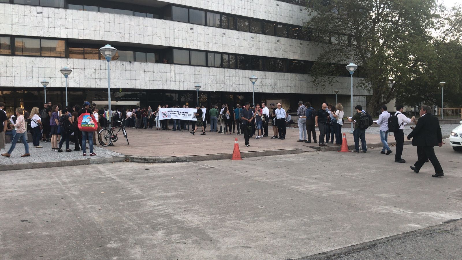 Varias personas hicieron fila para entrar a la conferencia. Foto: Pablo Melgar