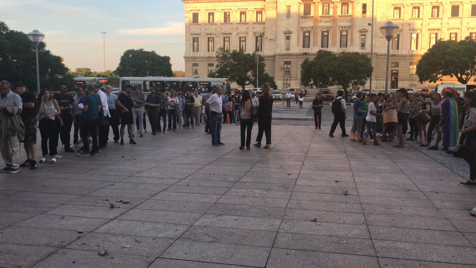 Varias personas hicieron fila para entrar a la conferencia. Foto: Pablo Melgar