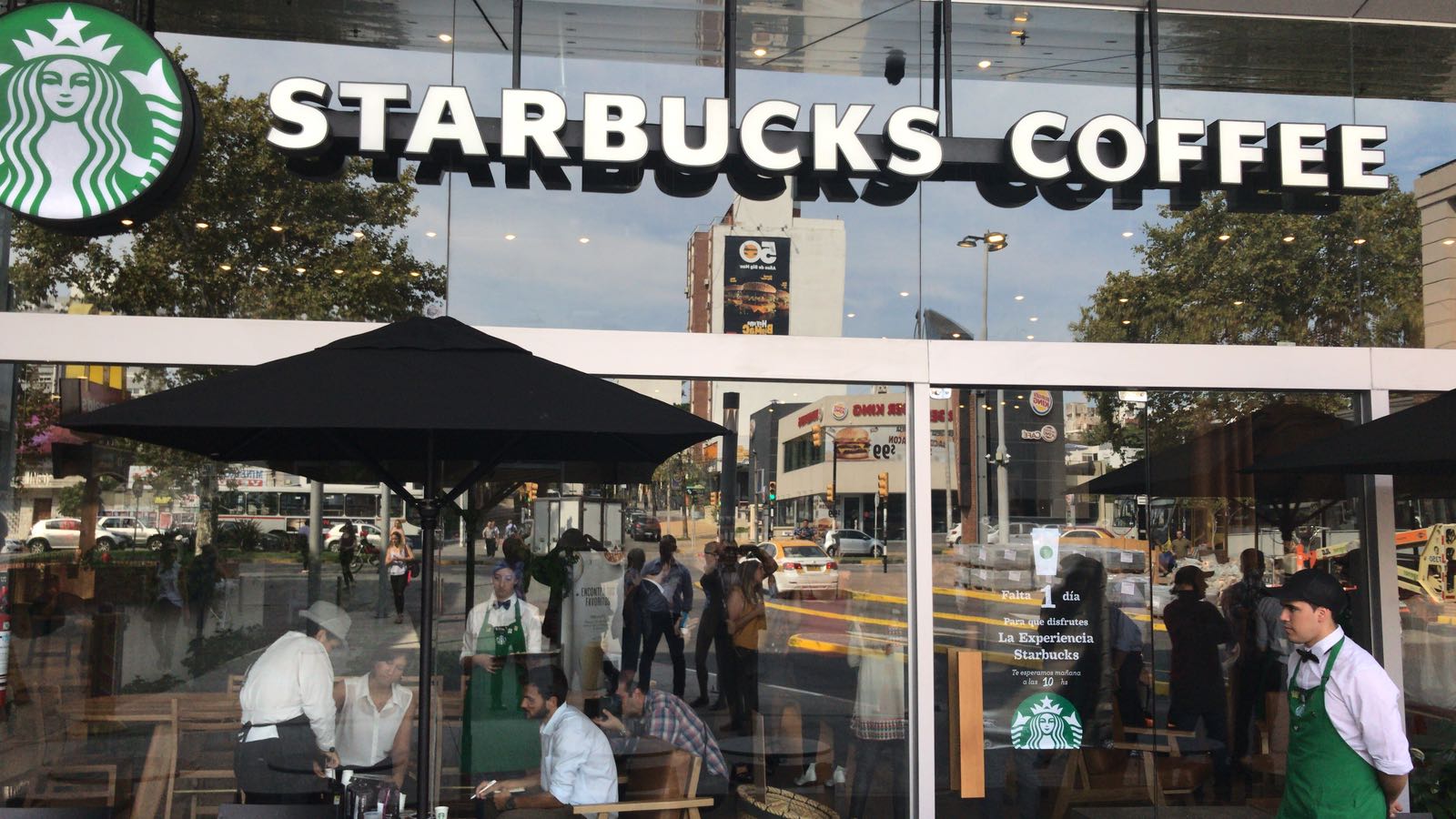 Local de Starbucks en Montevideo. Foto: El País