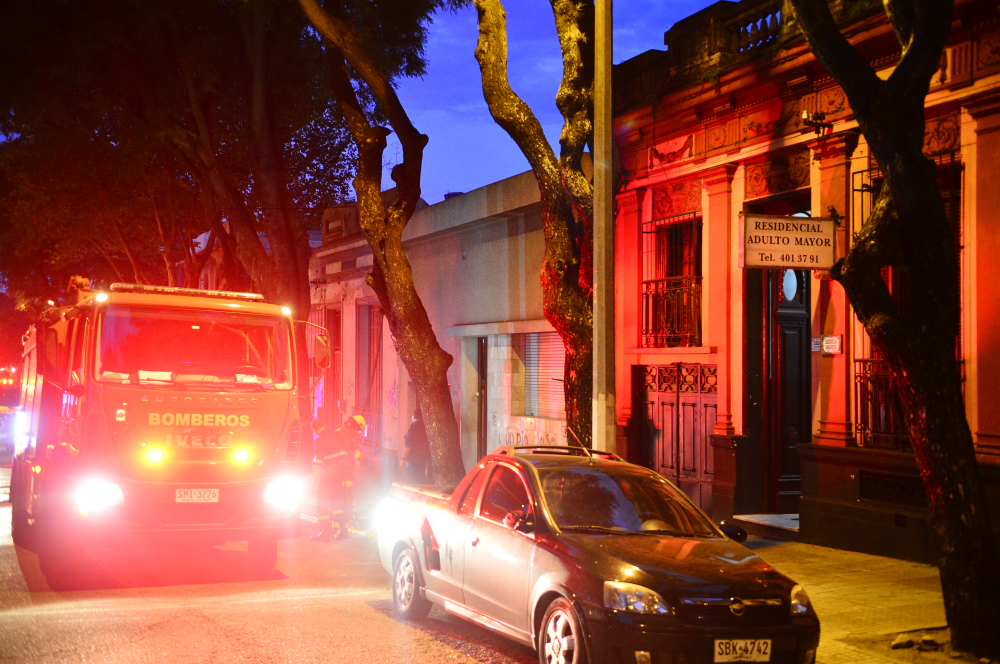 Bomberos trabajó en gran incendio en Cordón. Foto: Gerardo Pérez