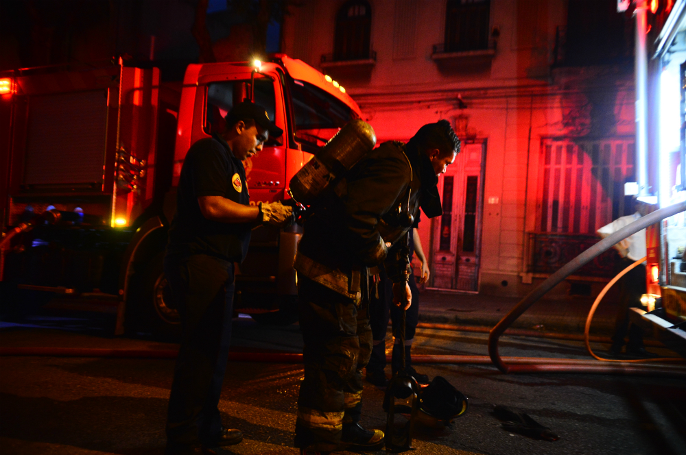 Bomberos trabajó en gran incendio en Cordón. Foto: Gerardo Pérez