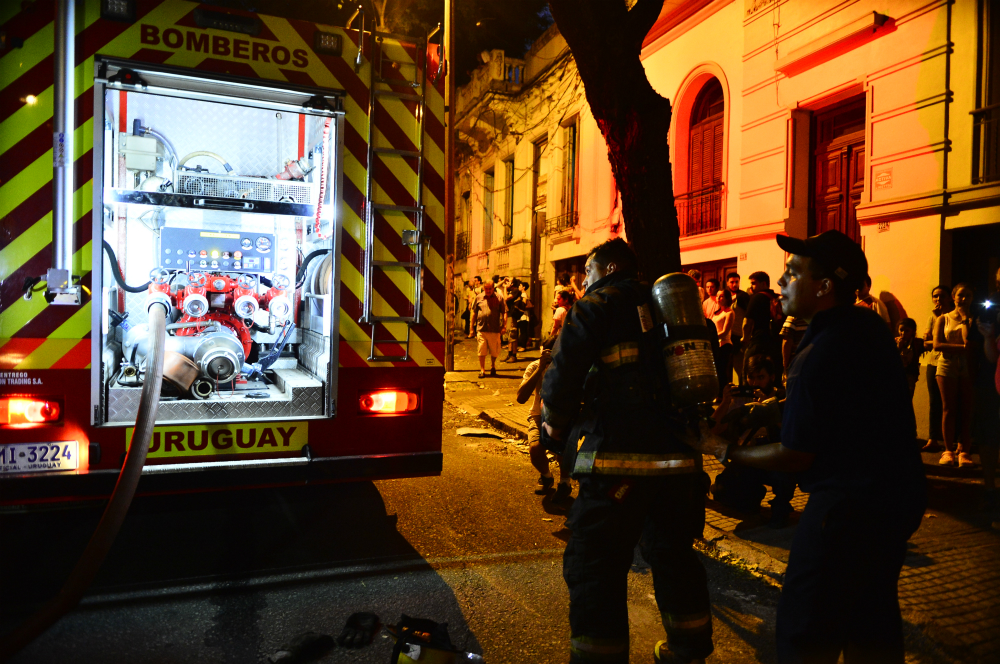 Bomberos trabajó en gran incendio en Cordón. Foto: Gerardo Pérez