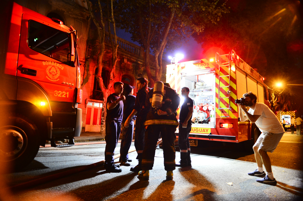 Bomberos trabajó en gran incendio en Cordón. Foto: Gerardo Pérez