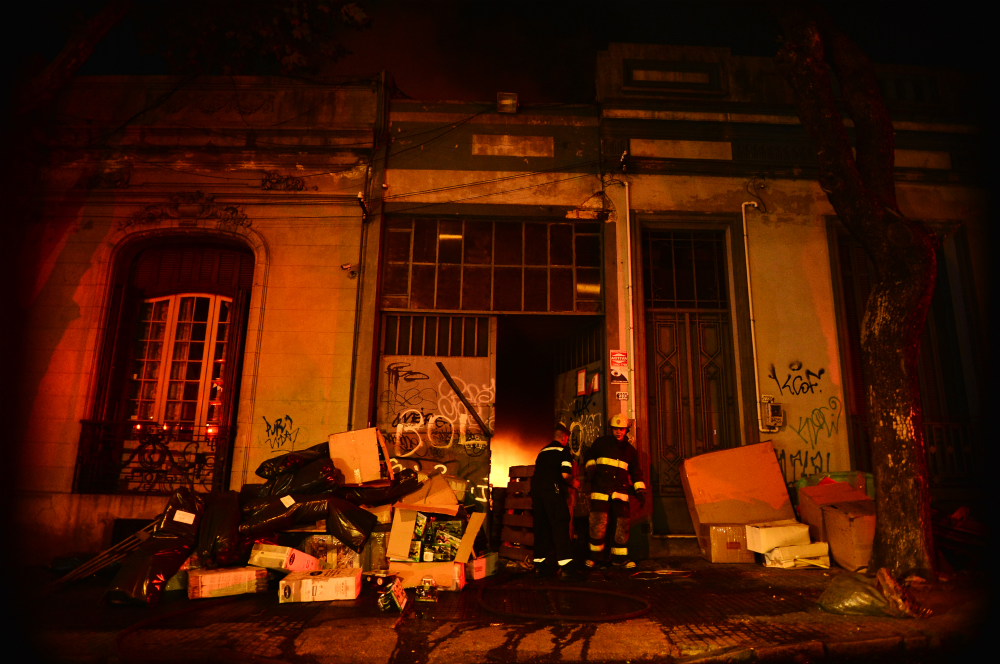 Bomberos trabajó en gran incendio en Cordón. Foto: Gerardo Pérez