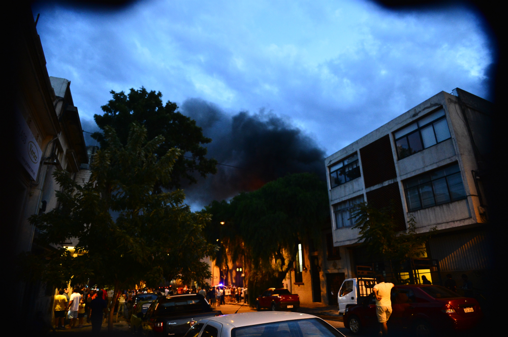 Bomberos trabajó en gran incendio en Cordón. Foto: Gerardo Pérez