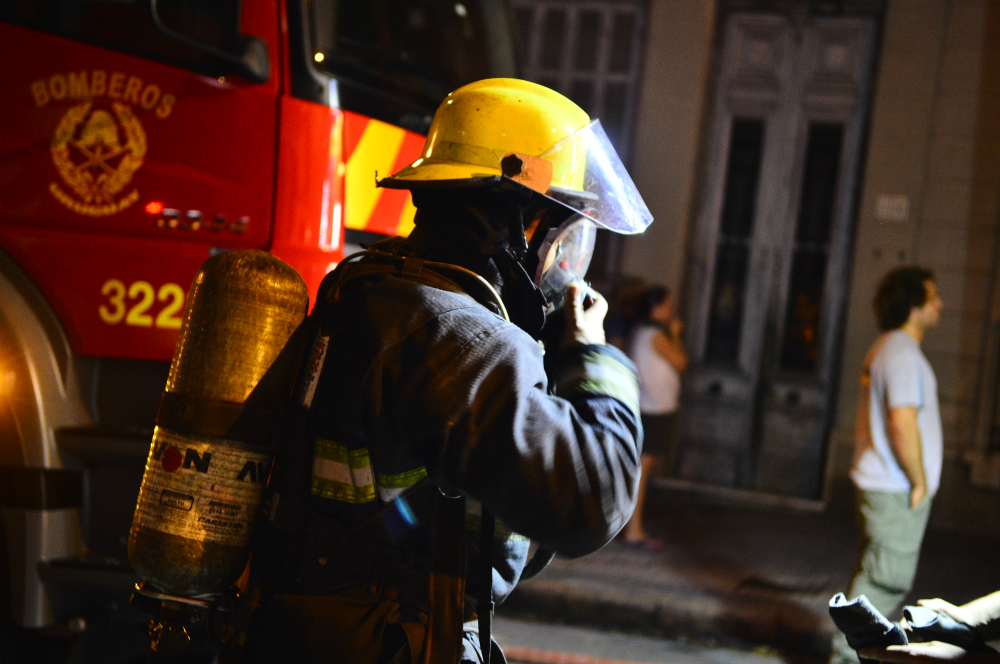 Bomberos trabajó en gran incendio en Cordón. Foto: Gerardo Pérez