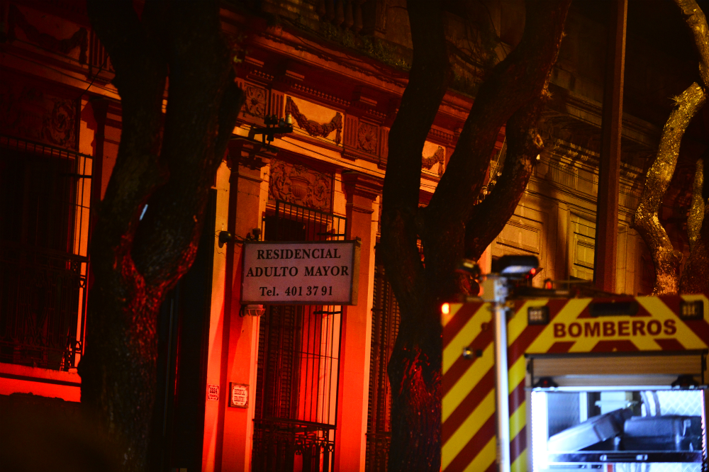 Bomberos trabajó en gran incendio en Cordón. Foto: Gerardo Pérez