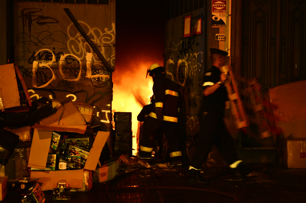 Bomberos trabajó en gran incendio en Cordón. Foto: Gerardo Pérez