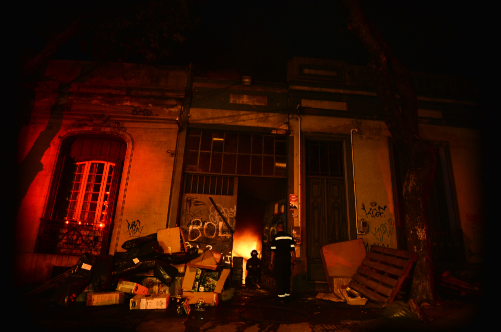 Bomberos trabajó en gran incendio en Cordón. Foto: Gerardo Pérez