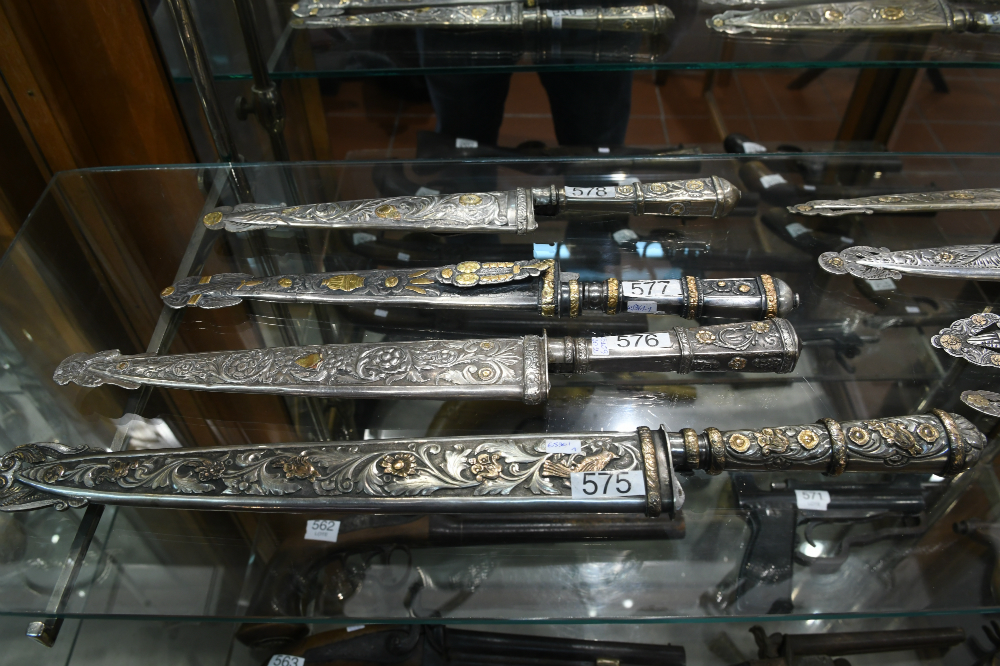 Cuchillos y facones finamente ornamentados, y estribos con detalles en oro y plata. Foto: Ariel  Colmegna