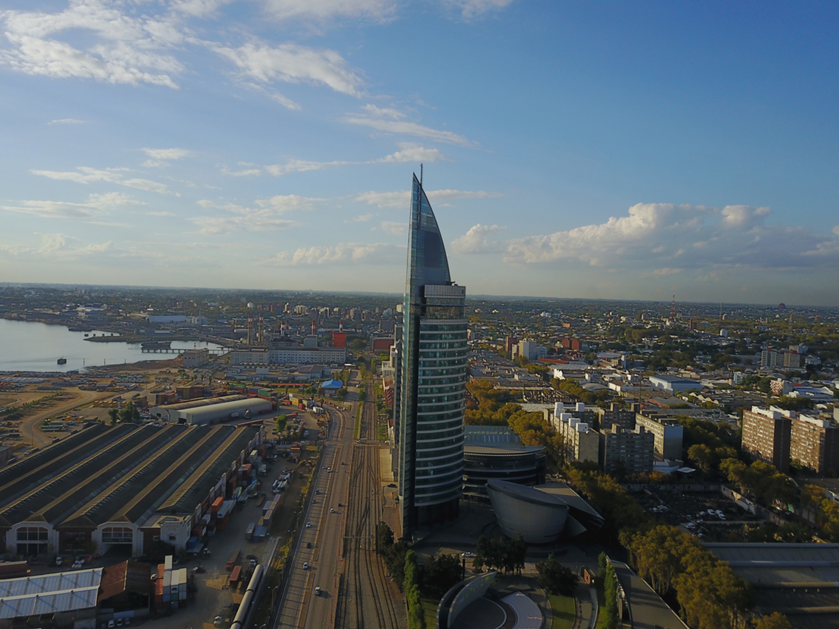 Una de las construcciones más altas de Montevideo: la torre de Antel. Foto: Gabriel Rodriguez