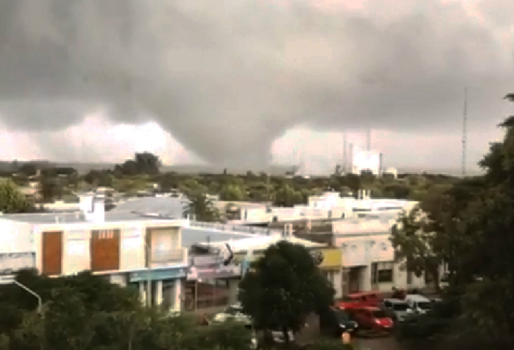 Fenómeno: el tornado afectó a gran parte de la ciudad de Dolores y generó problemas que aún no se solucionan. Foto: Captura