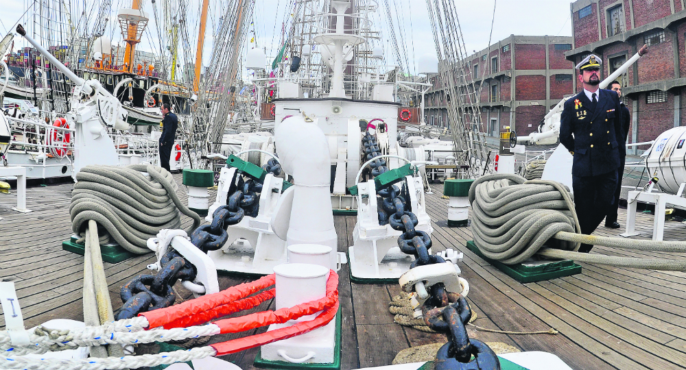 El buque escuela de la Armada española estará hasta hoy en el Puerto de Montevideo. Foto: G. Pérez