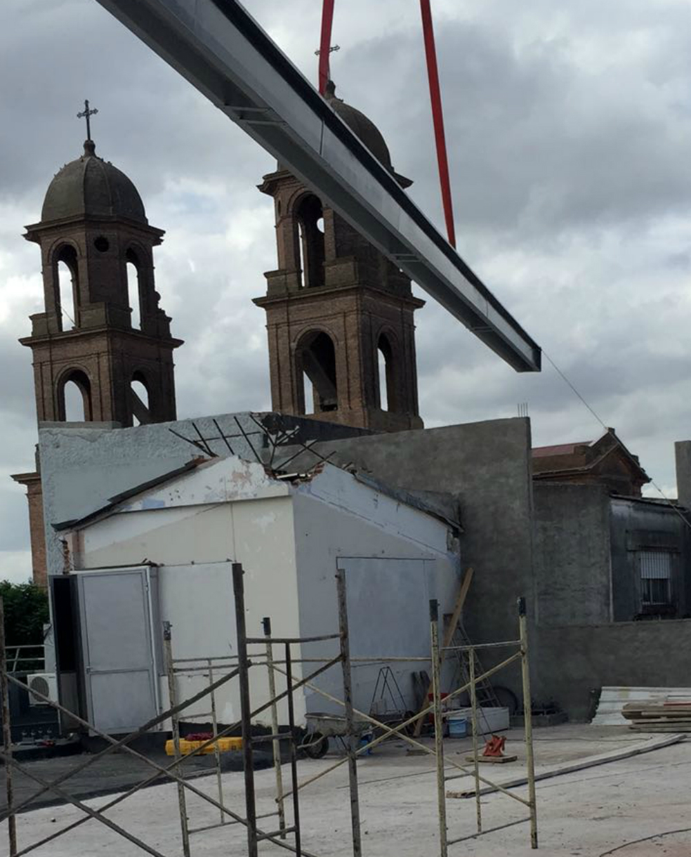 Todo Dolores siguen en obras y sin terminar, al fondo se aprecia la iglesia. Foto: Daniel Rojas