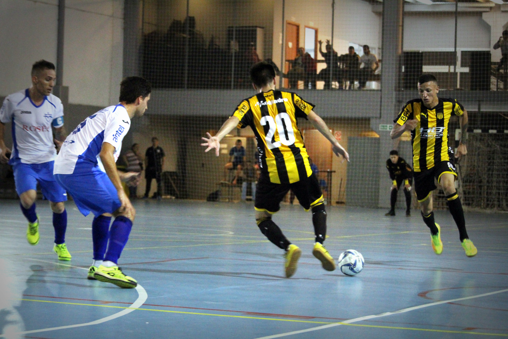 Peñarol le ganó a Malvín y es líder junto con Boston River.