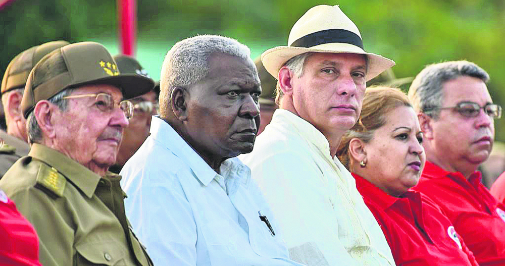 Dos generaciones. Raúl Castro (86), de uniforme militar, y Miguel Díaz-Canel (57), de sombrero, la transición en el poder en Cuba. Foto: AFP