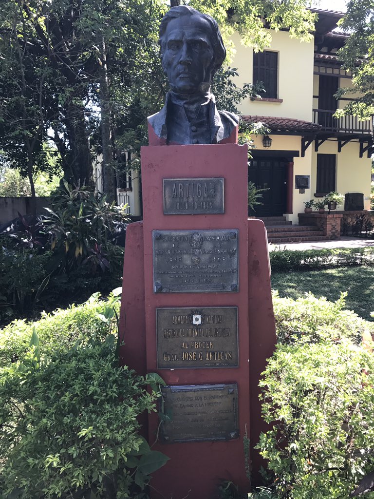 El Consejo Directivo de Peñarol en la Escuela Artigas de Asunción. Foto: Ángel Asteggiante.