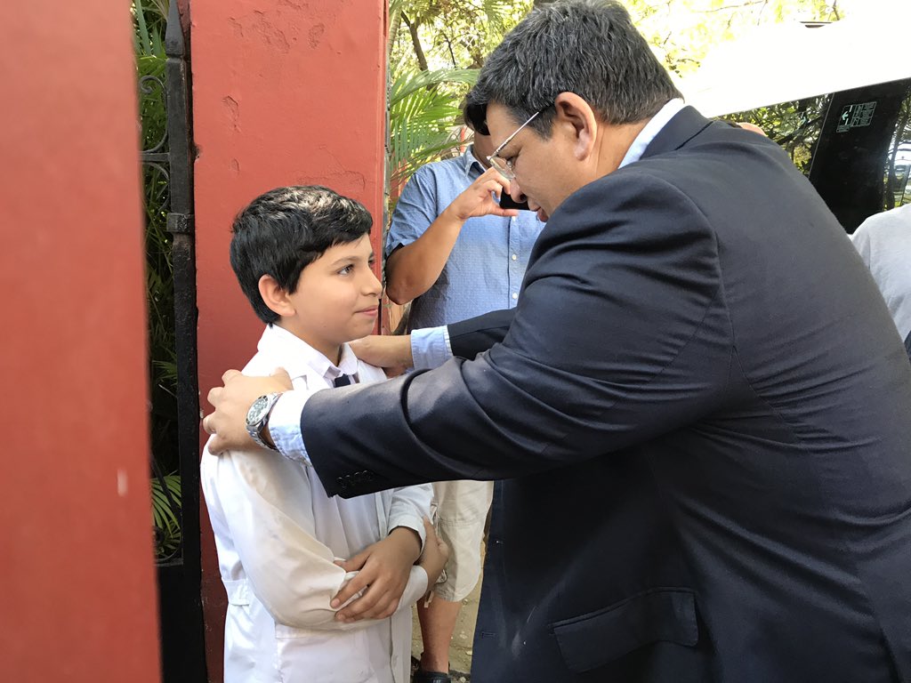 El Consejo Directivo de Peñarol en la Escuela Artigas de Asunción. Foto: Ángel Asteggiante.