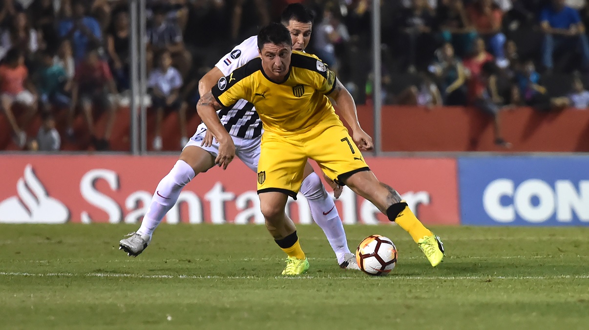 Cristian Rodríguez en el Peñarol vs. Libertad. Foto: AFP