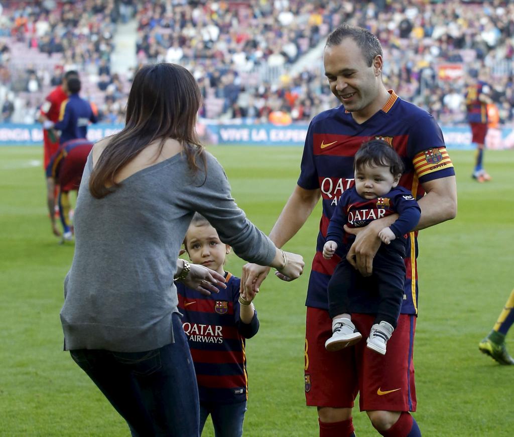 Andrés Iniesta junto a su familia. Foto: Reuters