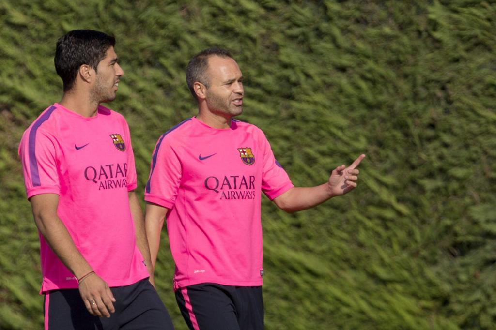En 2014, Andrés Iniesta fue el encargado de acompañar a Luis Suárez en su llegada al Barcelona. Foto: EFE
