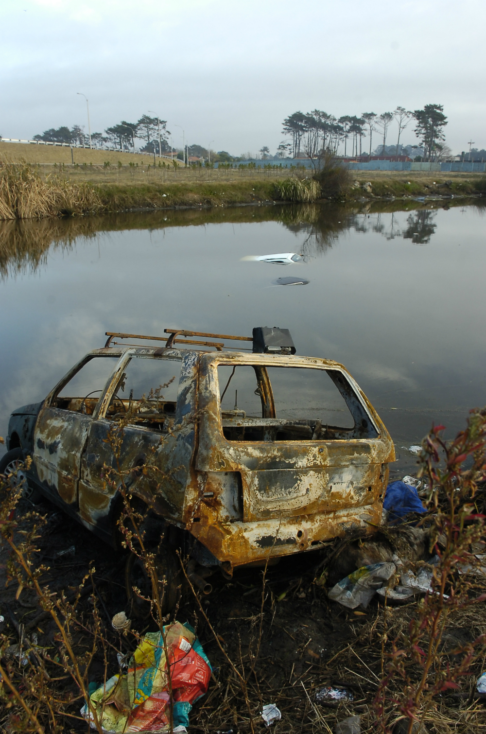 Ladrones abandonan muchos coches y los queman. Foto: Archivo El País