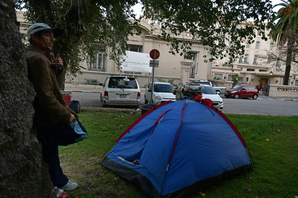 Detrás de la sede del Mercosur y Parlasur viven varias personas en una plaza. Foto: F. Ponzetto