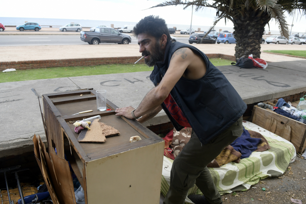 Un hombre se instaló en la Rambla casi Paraguay. Foto: Marcelo Bonjour