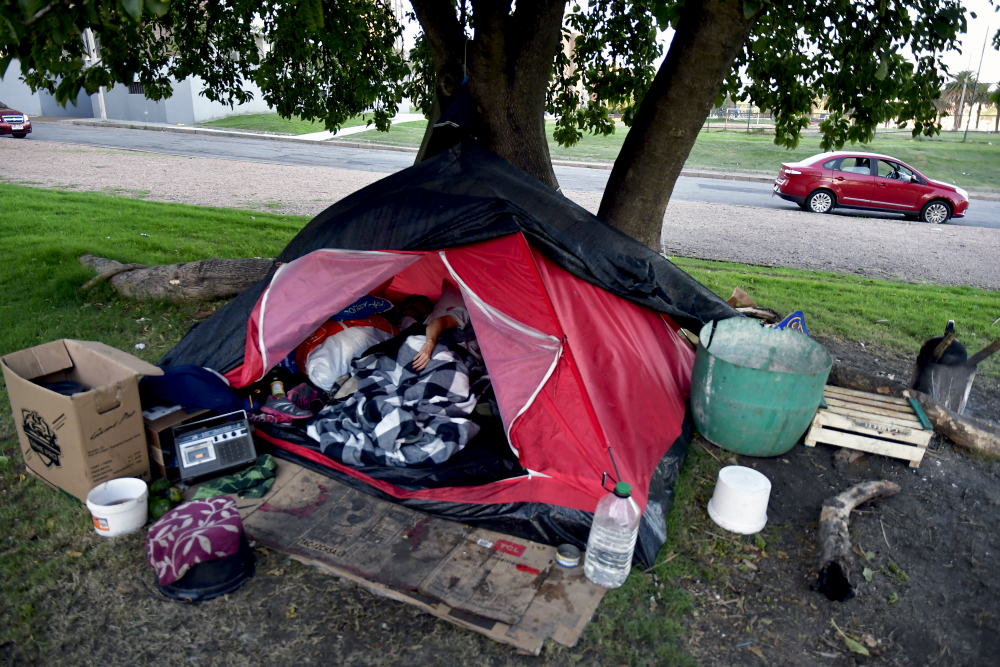 En la Rambla y Lorenzo Carnelli vive una pareja en una carpa bajo un árbol. Foto: F. Ponzetto
