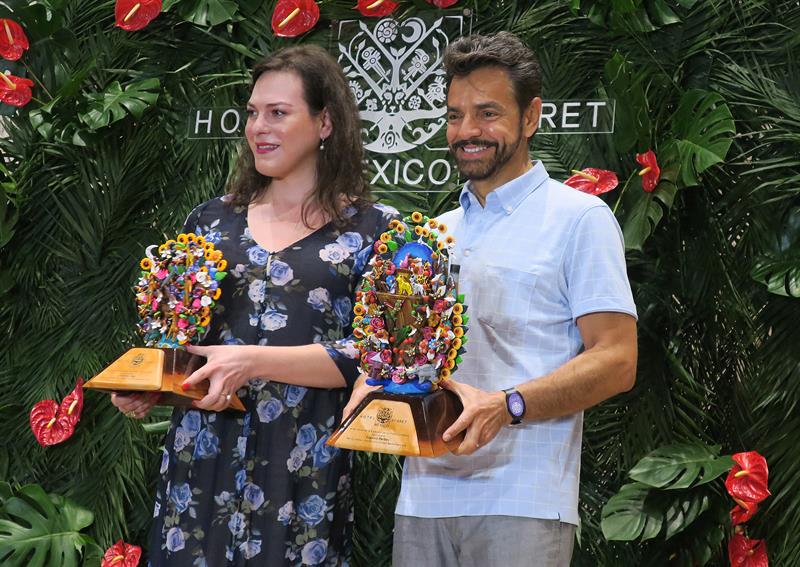 Daniela Vega y Eugnio Derbez reciben el reconocimiento Xcaret. foto: Efe