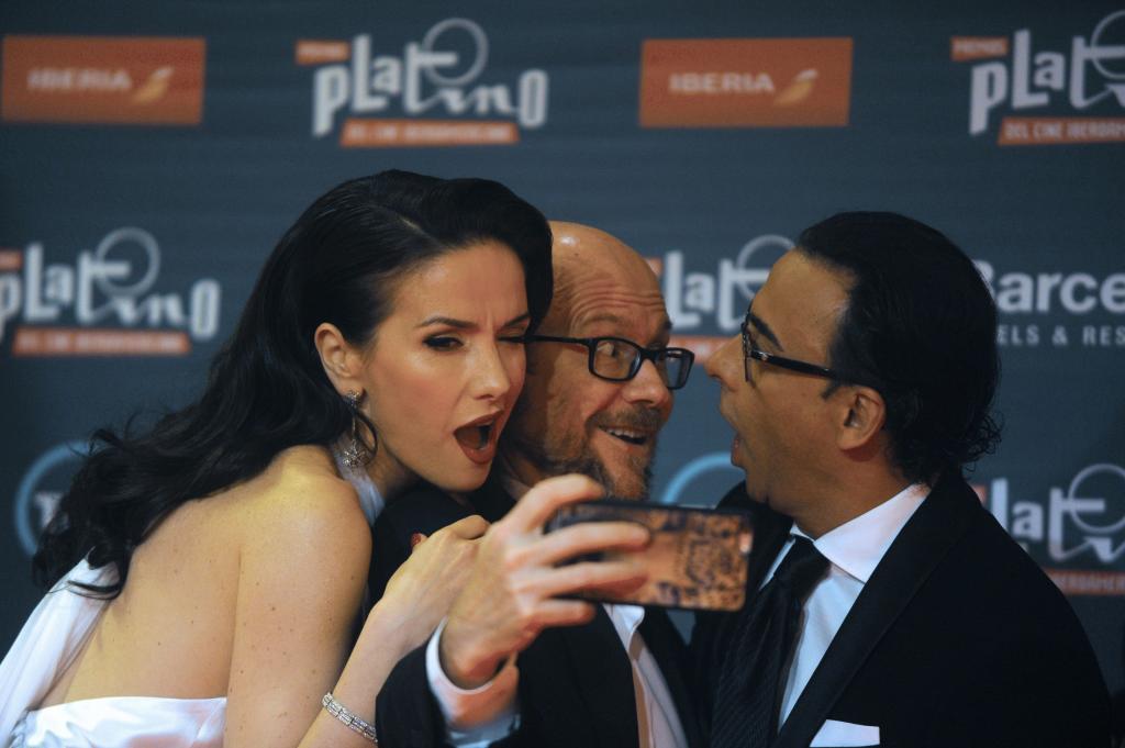 Natalia Oreiro, el actor español Santiago Segura y el conductor mexicano Adal Ramones en los Premios Platino 2016, que se realizaron en Punta del Este. Foto: Afp
