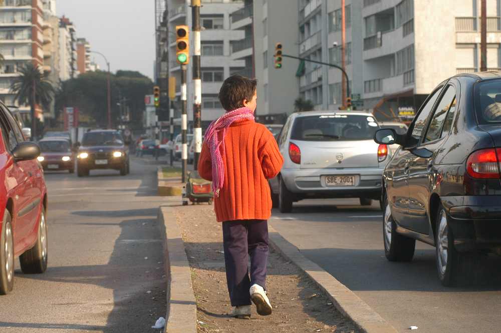 De acuerdo a un informe de la Institución de Derechos Humanos de 2015, más del 10% de los motivos de internación de niños por amparo fue su situación de calle. Foto: archivo El País