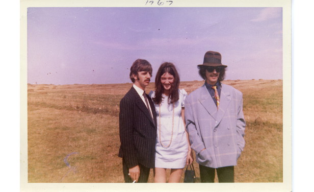 Ringo y George posando junto a la celosa secretaria de toda la vida de Los Beatles, Freda Kelly, a quien se le dedicó en 2013 el documental Good Ol'Freda. Foto Archivo El País.