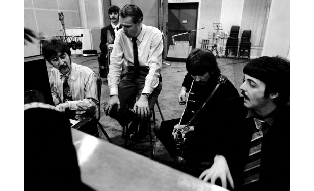 Los Beatles junto a George Martin en el estudio. Foto Archivo El País.