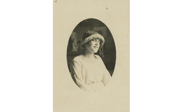 Tarsila do Amaral, ca.1921. Foto MoMA