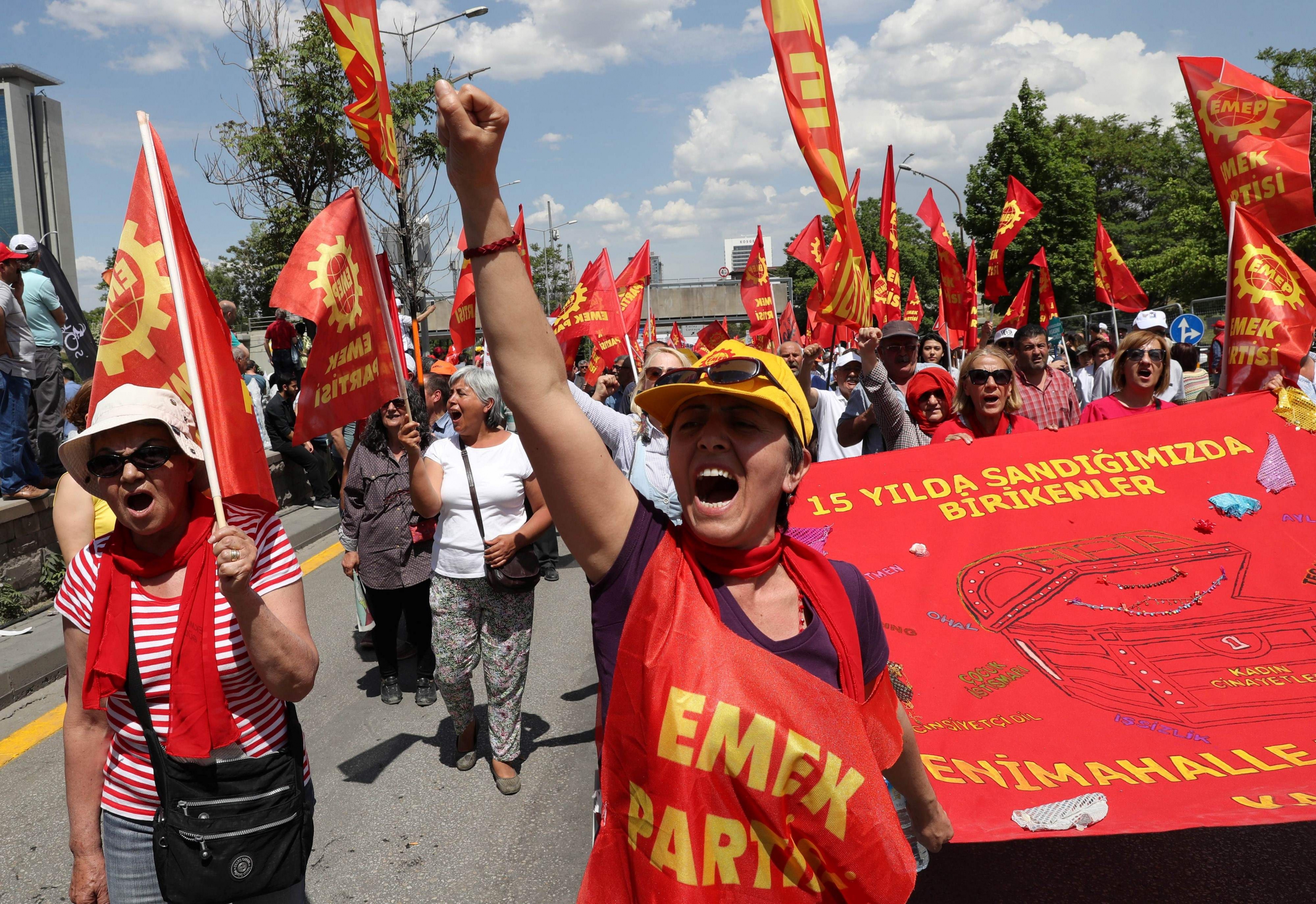 Varios participan del "rally de mayo" en Ankara, Turquía
