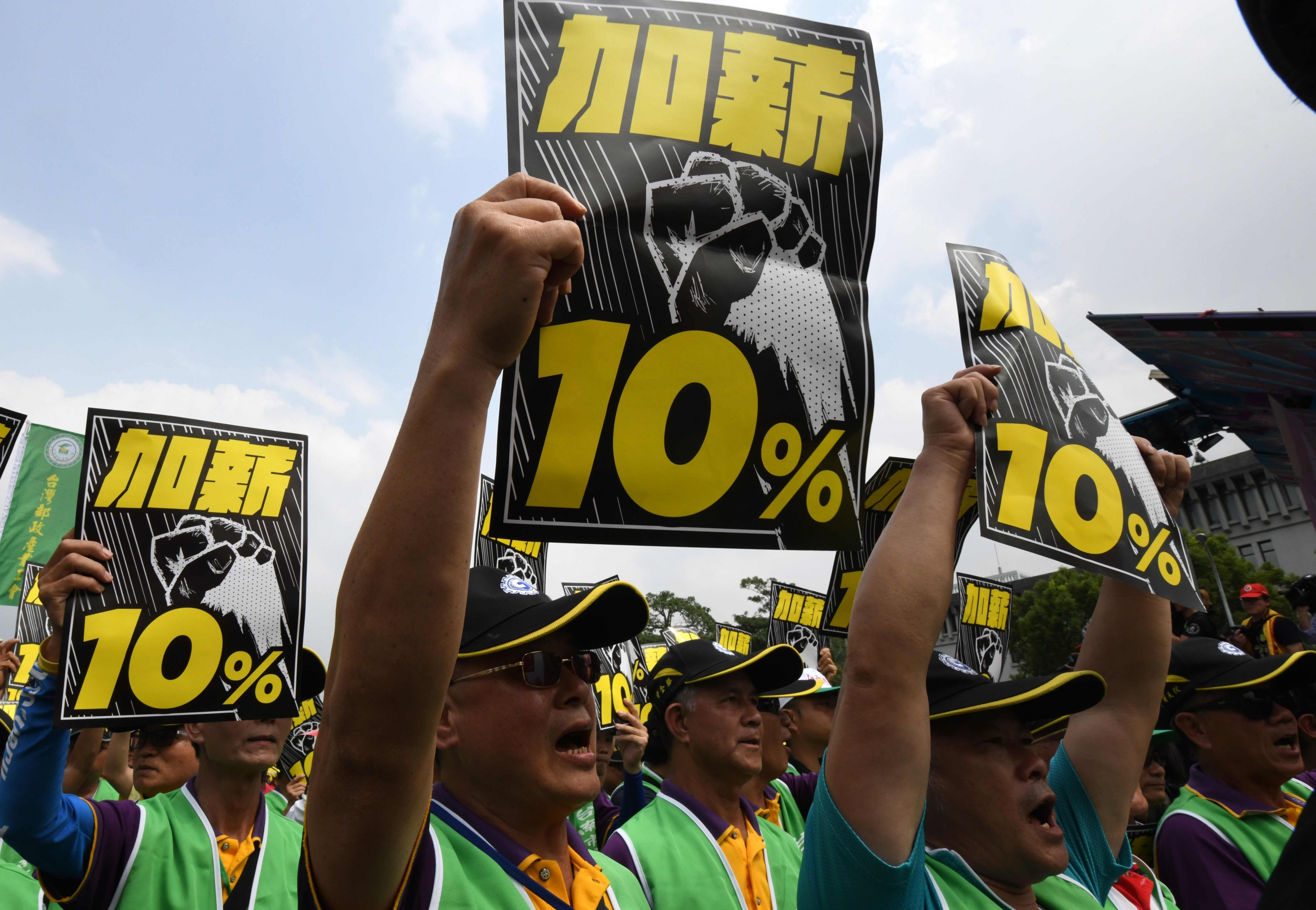 Miembros de una unión obrera local reclaman por aumentos salariales en Taipei, China