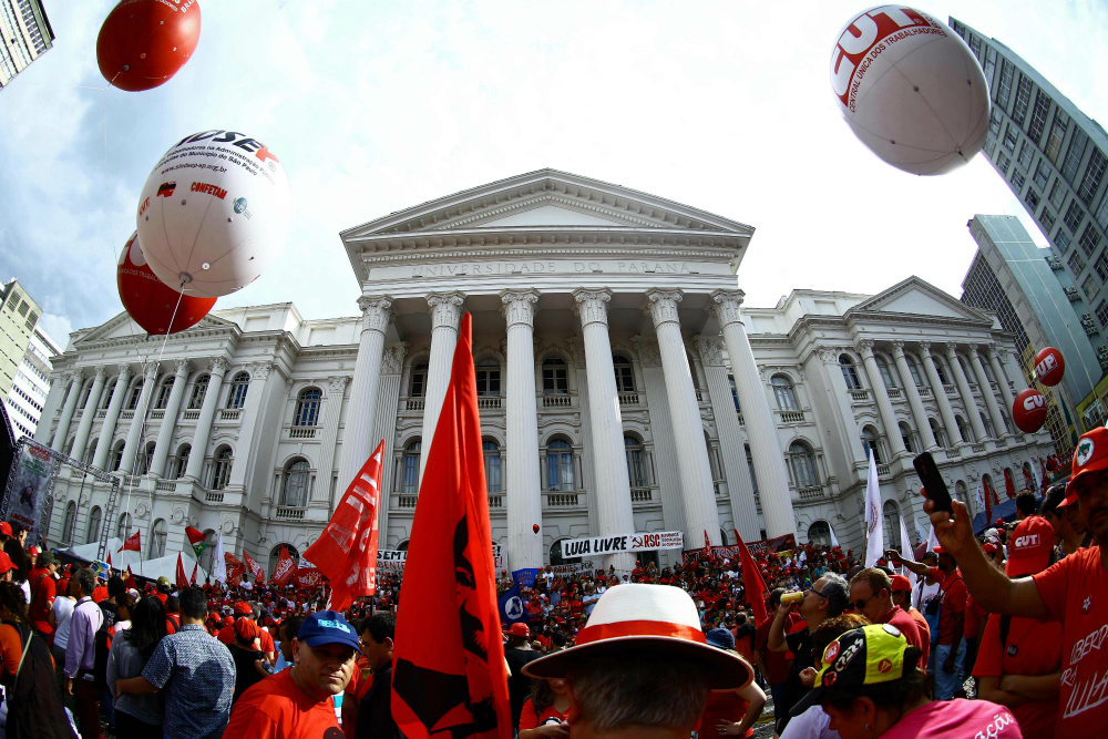 Mayores centrales sindicales de Brasil transformaron las manifestaciones por el Día de los Trabajadores en un clamor para exigir liberación de Lula. Foto: AFP