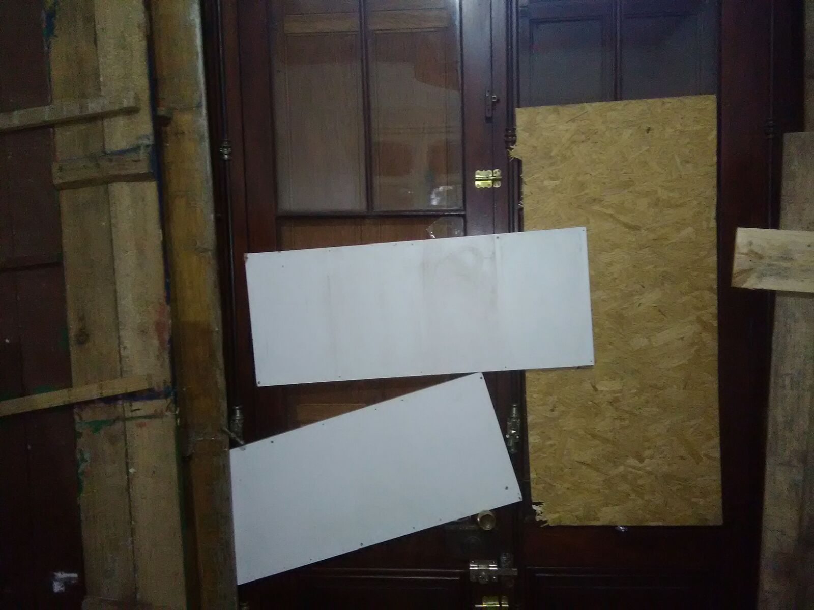 Puerta principal del castillo con vidrios rotos y cerraduras destrozadas. Foto: El País