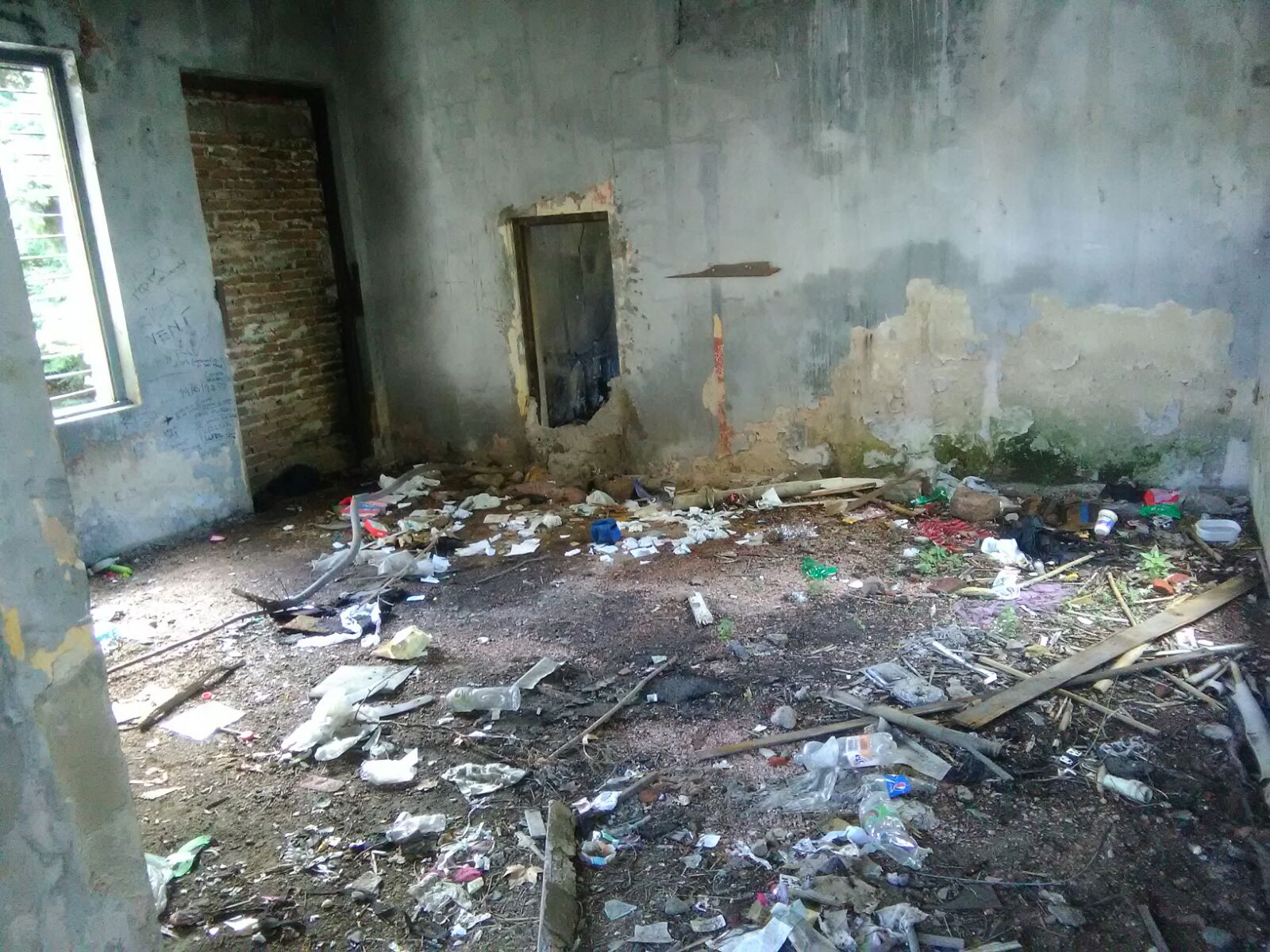 Otra pieza convertida en un basural tras ser vandalizada. Foto: El País