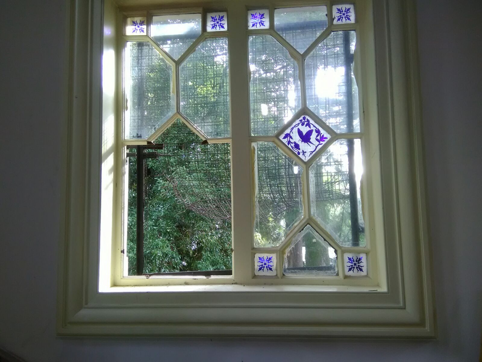 Ventana rota por delincuentes en el último robo. Foto: El País
