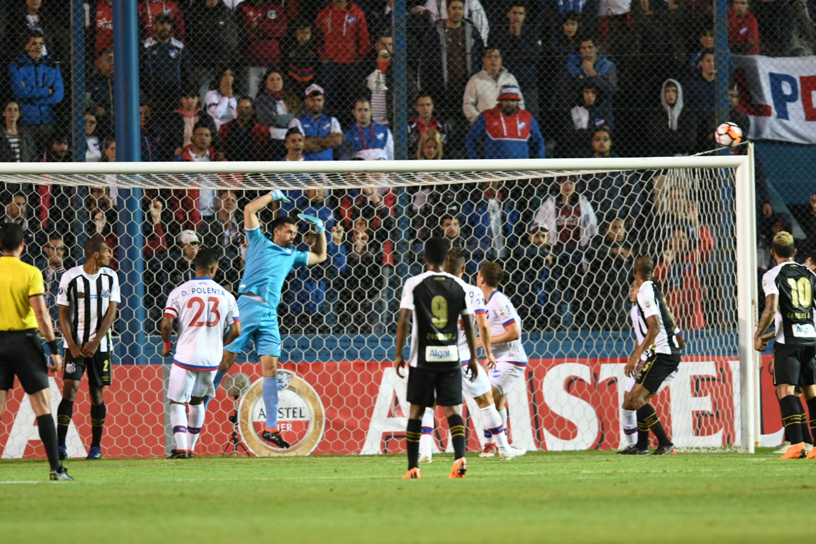 Nacional venció a Santos 1-0 en el Gran Parque Central por la Copa Libertadores. Foto: Gerardo Pérez.