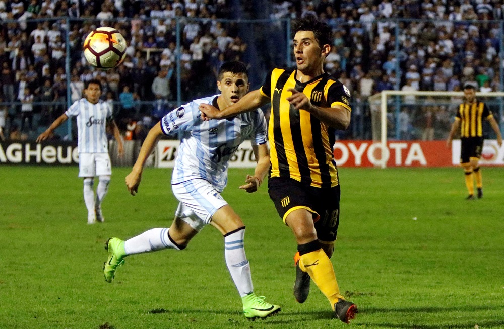 Mathías Corujo en el partido entre Peñarol y Atlético Tucumán. Foto: Reuters