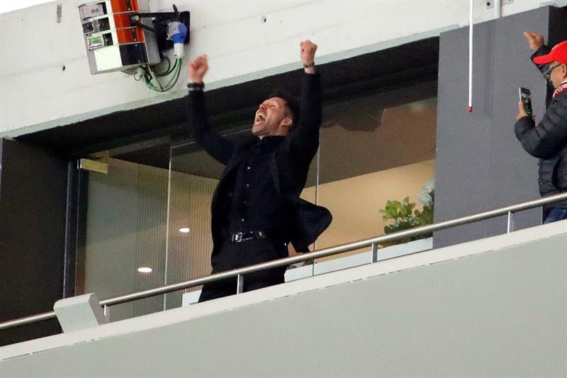 Diego Simeone festeja desde el palco. Foto: EFE