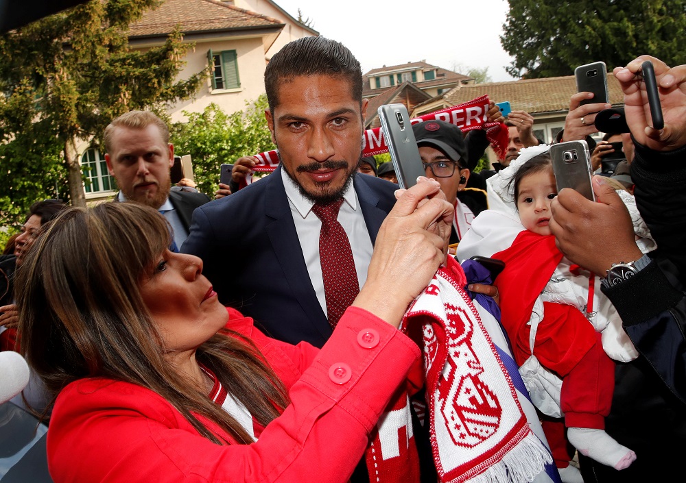 Paolo Guerrero en la llegada a Laussana, Suiza, a la sede del TAS. Foto: Reuters