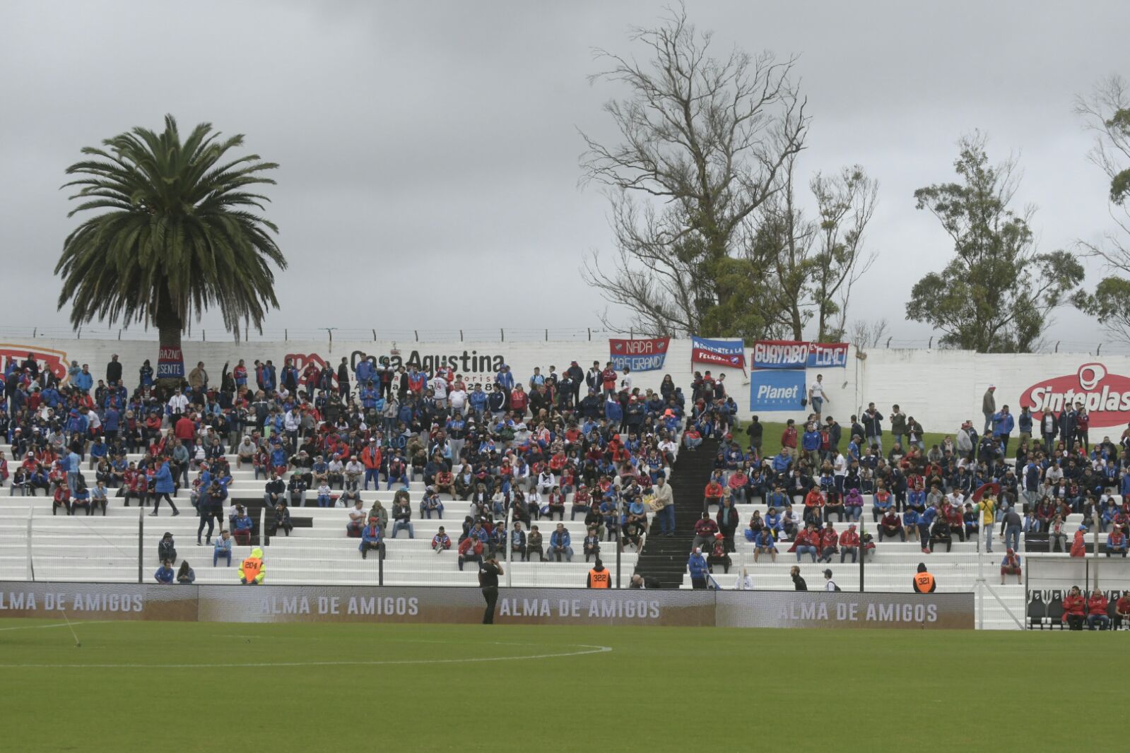 Los hinchas de Nacional en la tribuna de la palmera en Jardines. Foto: Marcelo Bonjour